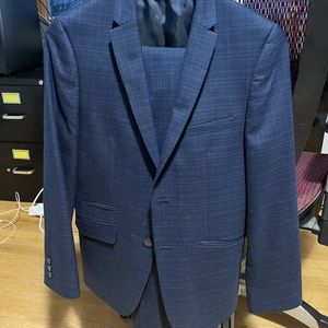 Summer weight 2 piece Andrew Marc suit size 14 skinny